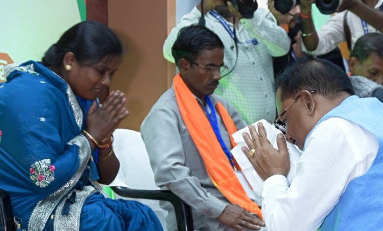 CG NEWS: Chief Minister Vishnu Dev Sai set a unique example of public service by washing the feet of the beneficiaries of the Pradhan Mantri Awas Yojana