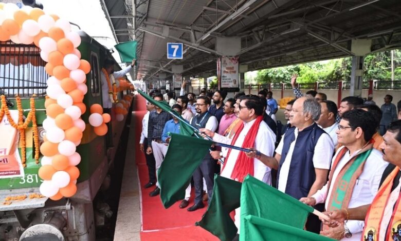 Green Flagged: Revenue Minister Tank Ram Verma and Food Minister Dayal Das Baghel flagged off the train