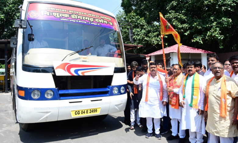 Green Flagged : Chief Minister Vishnu Dev Sai flagged off the bus of devotees going to visit Maa Bamleshwari