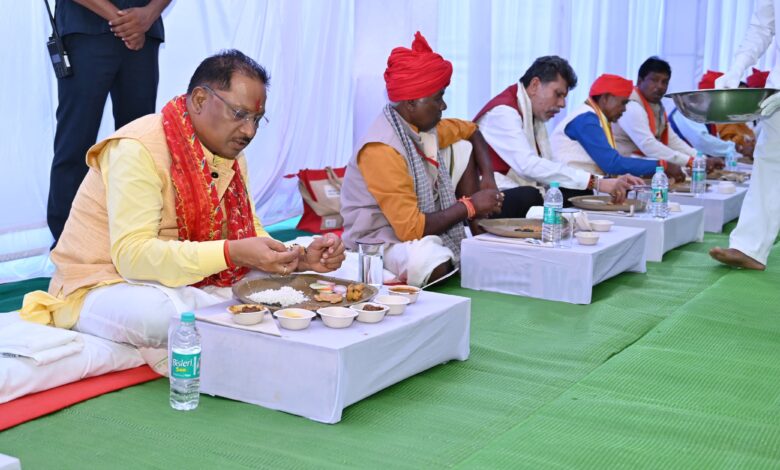 Our Bastar Club: Chief Minister Vishnu Dev Sai had lunch with the traditional members of Manjhi-Chalaki and Bastar Dussehra festival at Amcho Bastar Club