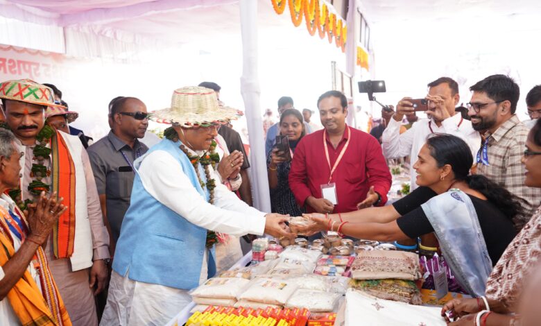 Sarguja News: A new chapter of development of Sarguja region will be written from the lap of nature, Chief Minister Vishnudev Sai reached the Mayali Nature Camp meeting place by boating from Kharsa View Point