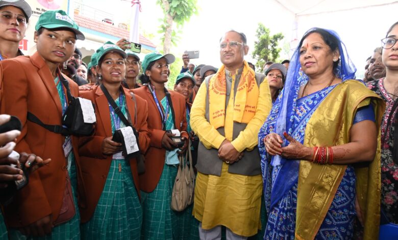 CM Camp Office Bagia: Chief Minister Vishnu Dev Sai distributed electricity kits to Bijli Sakhis, a meaningful initiative is being taken to connect women of self-help groups with employment