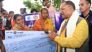 Farasbahar Development Block: Chief Minister Vishnu Dev Sai presented a check of 24 lakhs to 40 women members of self-help groups