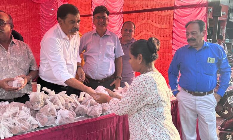 Chhattisgarh Chamber and CAT CG Chapter: Chhattisgarh Chamber and CAT CG Chapter jointly organized a lamp distribution program on the auspicious occasion of Diwali under "Aaya Tyohar-Chalo Bazaar"