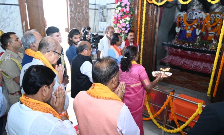 President Draupadi Murmu: President Draupadi Murmu sought blessings for the happiness, prosperity and continuous progress of the countrymen, met the members of the Temple Service Committee and enquired about their well-being