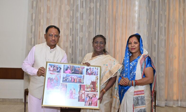 President Murmu: The President liked the gift of instant album and photo frame very much, said… the Chief Minister's family expressed faith in traditional moral values