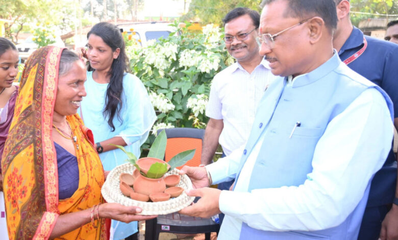 CM Vishnu: Chief Minister Vishnudev Sai presented Diwali gifts to the beneficiaries of Pradhan Mantri Awas Yojana