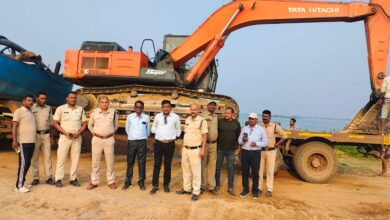 Raipur News: The team of Mineral Department continues its rapid action… A submarine-like machine and chain mountain, two Hiva and three tractors involved in illegal excavation and transportation of sand have been seized