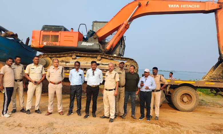 Raipur News: The team of Mineral Department continues its rapid action… A submarine-like machine and chain mountain, two Hiva and three tractors involved in illegal excavation and transportation of sand have been seized