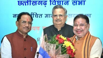 CG Vidhansabha: Assembly Speaker Dr. Raman Singh administered the oath of assembly membership to newly elected MLA Sunil Soni