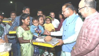 Diwali Gift's : Chief Minister shared the joy of Diwali with sanitation workers in Nava Raipur