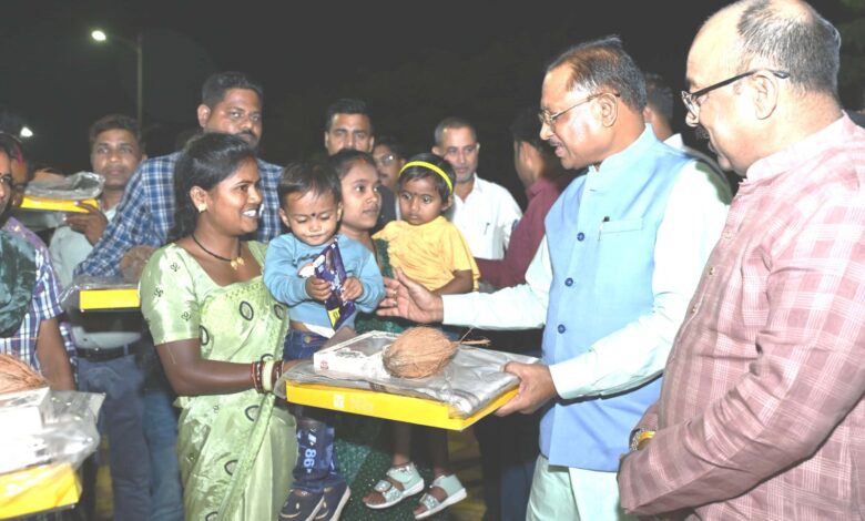 Diwali Gift's : Chief Minister shared the joy of Diwali with sanitation workers in Nava Raipur