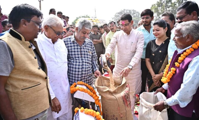 Sankara Procurement Center: Revenue Minister Tank Ram Verma inaugurated the paddy procurement at Sankara Procurement Center, instructed to make tight arrangements for the convenience of farmers in selling paddy