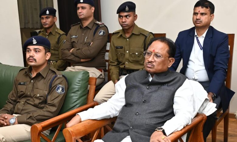 PM Mann Ki Baat: Chief Minister Vishnu Dev Sai listened to Mann Ki Baat with police personnel