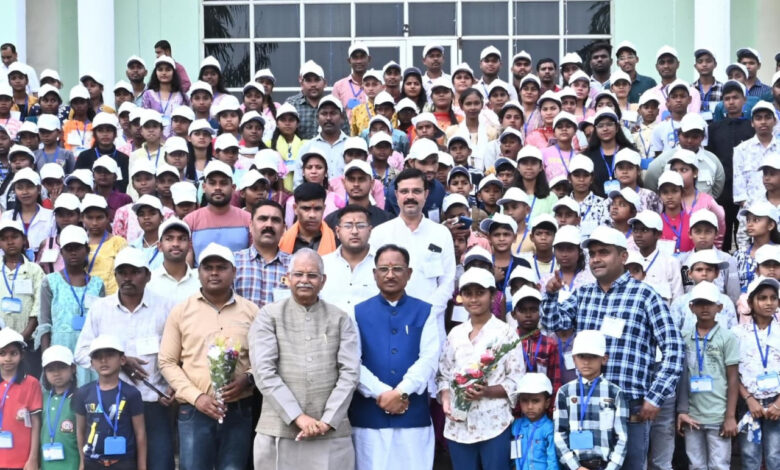 CG Vidhan Sabha: Children from Mungeli district who came on an educational tour of the Vidhan Sabha met Chief Minister Say