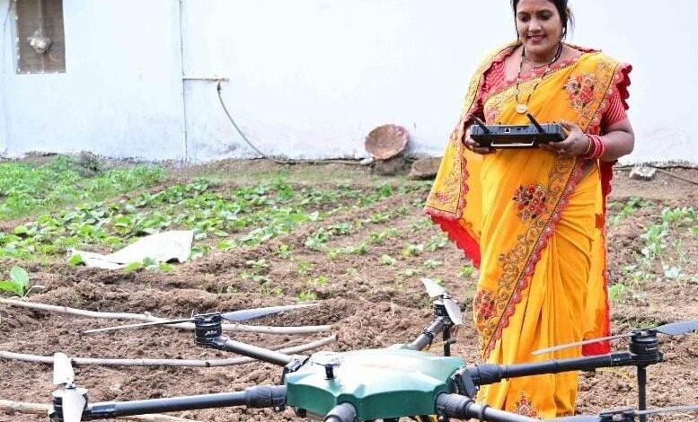 CG NEWS: With the flight of technology, Drone Didi Chandrakali Verma earned two lakh rupees in Kharif and Rabi seasons, is making her daughter an IT engineer