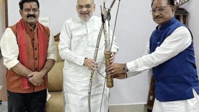 Gift of Souvenirs: Chief Minister Vishnudev Sai presented a souvenir to Union Home Minister Amit Shah