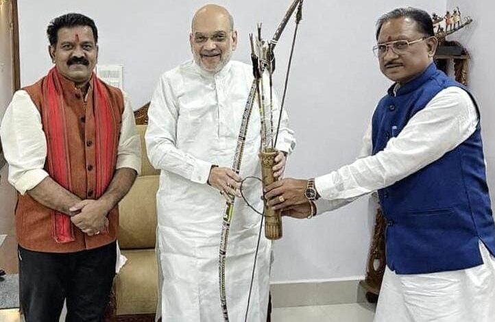 Gift of Souvenirs: Chief Minister Vishnudev Sai presented a souvenir to Union Home Minister Amit Shah