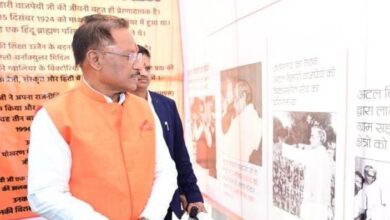 Jashpur News: Chief Minister paid floral tribute to the photograph of former Prime Minister Atal Ji in Saraitoli, observed the photo exhibition based on the personality and work of Atal Ji