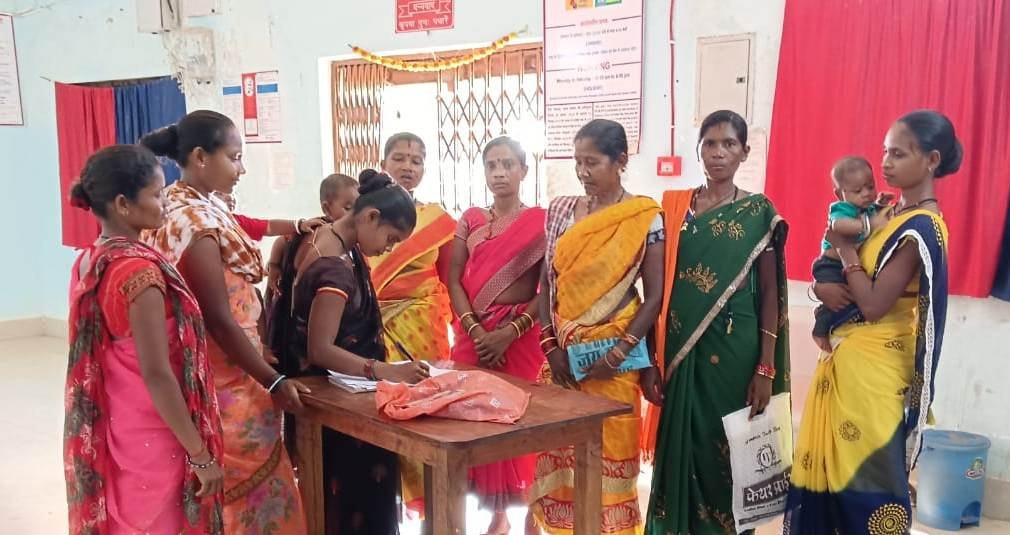 Niyyad Nella Nar Yojana : खाता खुलवाना और पैसा निकालना हुआ आसान, गाँवों में समूह की दीदियाँ पहुँचा रही बैंकिंग सुविधा