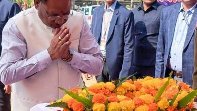 Bijapur News : Chief Minister Vishnudev Sai paid floral tribute to the martyred soldiers, Chief Minister became emotional after meeting the family members