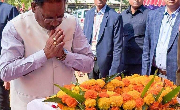 Bijapur News : Chief Minister Vishnudev Sai paid floral tribute to the martyred soldiers, Chief Minister became emotional after meeting the family members