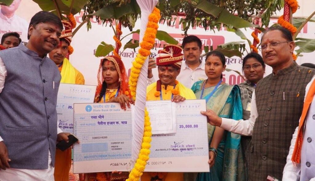 Bastar News : प्यार और विश्वास के आगे हार गई नक्सल हिंसा, जहां कभी बन्दूकें गूंजती थी, अब वहां गूंज रही शहनाई