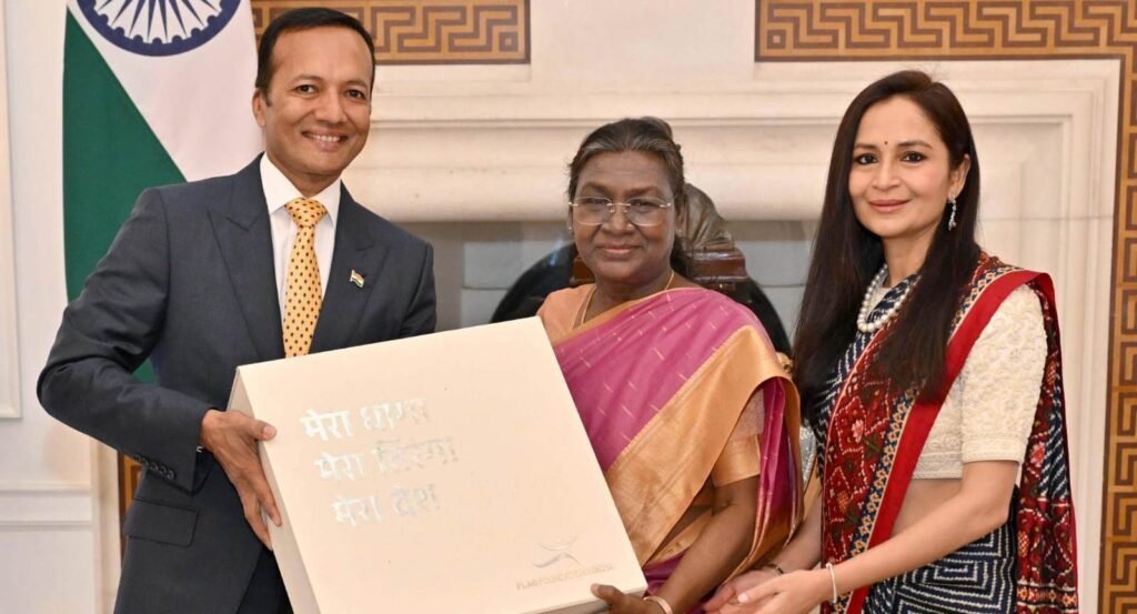 Flag Foundation of India : मेरा धागा, मेरा तिरंगा, मेरा देश अभियान ने भारत को एक झंडे के नीचे एकजुट किया, नवीन जिन्दल और शालू जिन्दल ने लोगों के धागे से तैयार राष्ट्रीय ध्वज माननीय राष्ट्रपति को भेंट किया