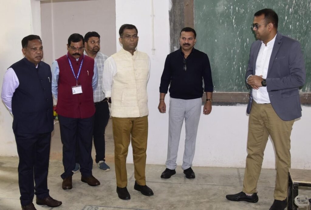 CG State Election : राज्य निर्वाचन आयुक्त अजय सिंह ने सरगुजा जिला के वरिष्ठ अधिकारिओं से मतदान पूर्व तैयारियों की समीक्षा की