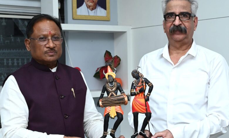 CG NEWS: Chief Minister Vishnudev Sai congratulated Director General of Police Ashok Juneja on his retirement.