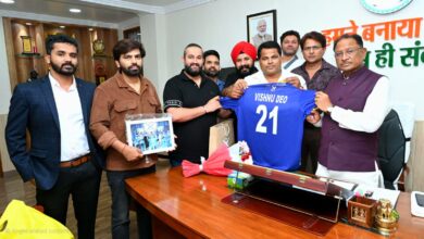 Legend 90 Cricket League: Legend 90 Cricket League from 6 February in Nava Raipur, the organizers presented the jersey of Chhattisgarh Warriors to Chief Minister Sai