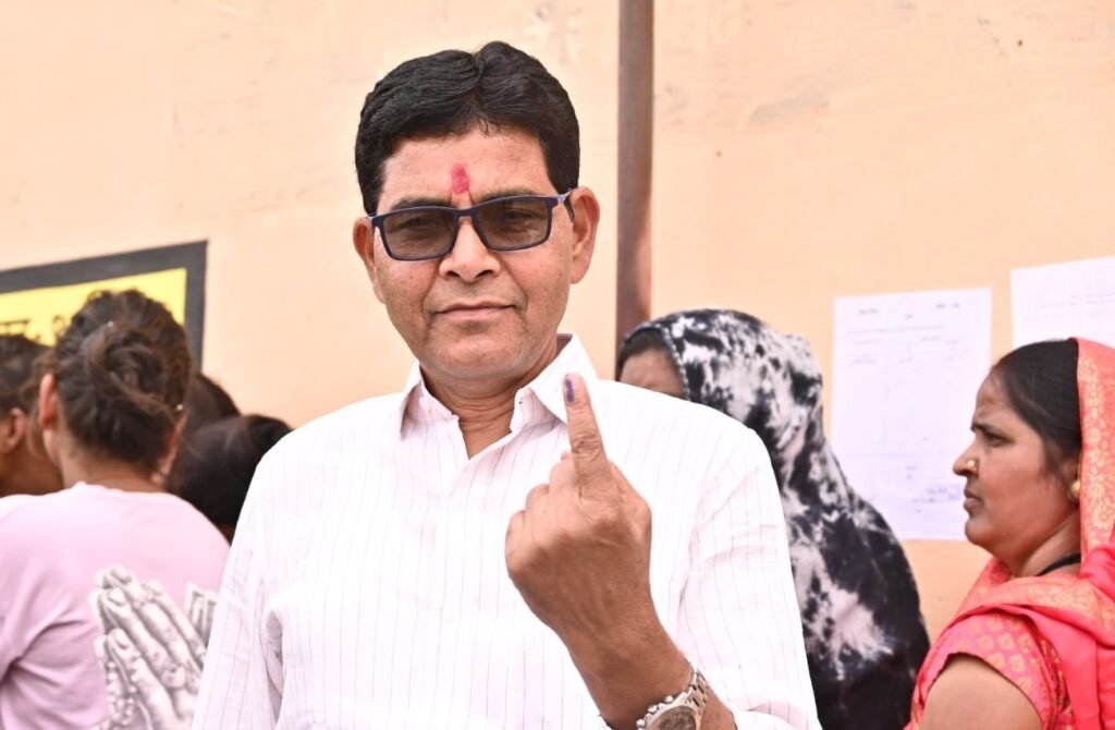 Three-tier Panchayat Elections 2025 : राजस्व मंत्री टंक राम वर्मा ने ग्राम तुलसी (नेवरा) में किया मतदान, लोगों से वोट डालने की अपील की