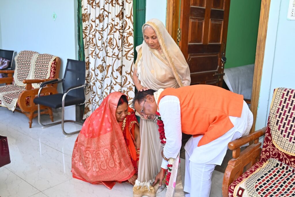 61st Birthday : मुख्यमंत्री विष्णुदेव साय ने 61वें जन्मदिवस पर अपनी माता से लिया आशीर्वाद, गृह ग्राम में सुभाशीष देने पहुंचे ग्रामीण