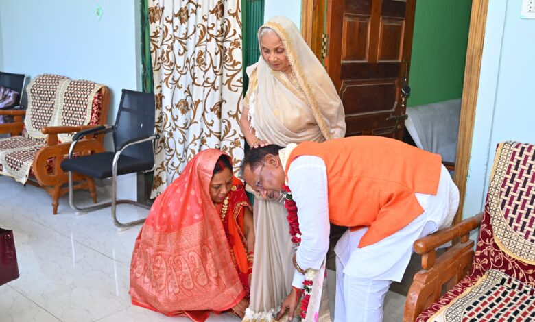 61st Birthday: Chief Minister Vishnudev Sai took blessings from his mother on his 61st birthday, villagers reached his native village to give blessings