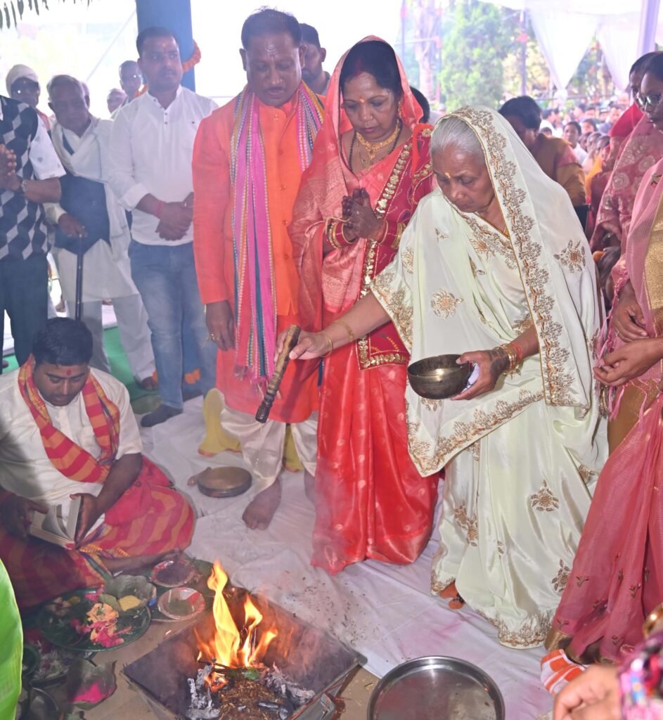 Shri Satyanarayan Vrat Katha : मुख्यमंत्री विष्णुदेव साय के जन्मदिवस पर बगिया में हुआ सत्यनारायण व्रत कथा का आयोजन, मुख्यमंत्री उनके परिजनों और मौजूद भक्तजनों ने पूरे भक्तिभाव से श्री सत्यनारायण व्रत कथा का किया श्रवण