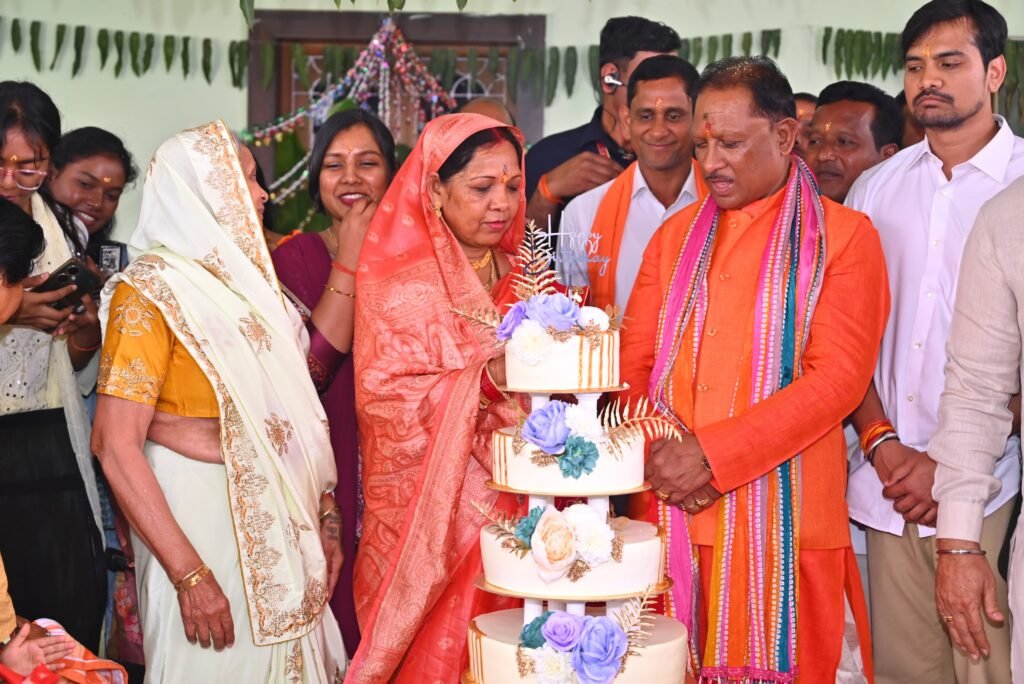 CM Vishnu : मुख्यमंत्री विष्णुदेव साय को जन्मदिवस पर आशीष देने उमड़ा जनसैलाब, मुख्यमंत्री ने अपने साथी, मित्रों, ग्रामीणों एवं बच्चों से आत्मीयता से की मुलाकात