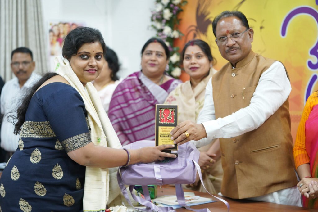 CG Public Relations Department : मुख्यमंत्री विष्णुदेव साय ने महिला दिवस पर महतारी वंदन अभिनंदन कार्यक्रम में जनसंपर्क विभाग की महिला अधिकारियों को किया सम्मानित