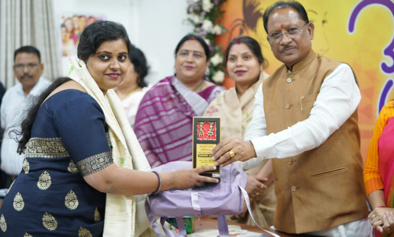 CG Public Relations Department: Chief Minister Vishnudev Sai honored women officers of the Public Relations Department in the Mahtari Vandan Abhinandan program on Women's Day