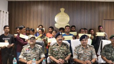 Surrender of Naxalites: Big news...! Surrender of 17 Naxalites including those with a bounty of 24 lakhs