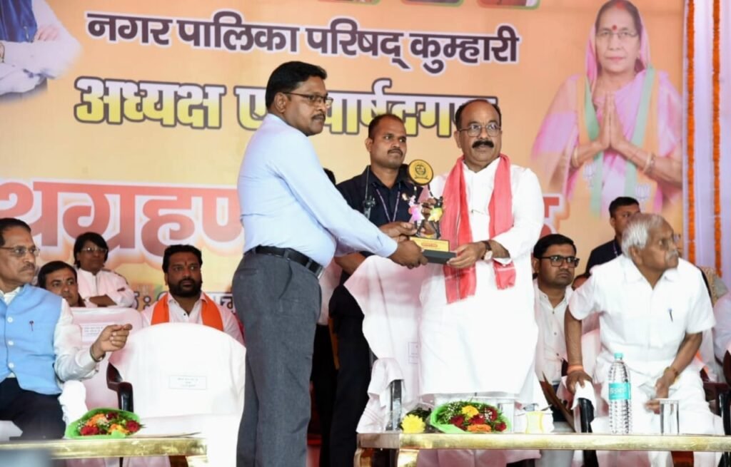 Oath Ceremony : उप मुख्यमंत्री अरुण साव के मुख्य आतिथ्य में कुम्हारी नगर पालिका के नवनिर्वाचित अध्यक्ष एवं पार्षदों का शपथ ग्रहण संपन्न