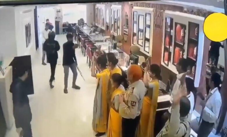 Tanishq Showroom Robbery: Fearless criminals looted Tanishq showroom in broad daylight…see how here VIDEO