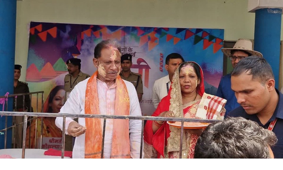 CM Celebrated Holi : पत्नी संग होली खेलने बगिया पहुंचे सीएम साय…! गांव वालों के साथ मनाई होली