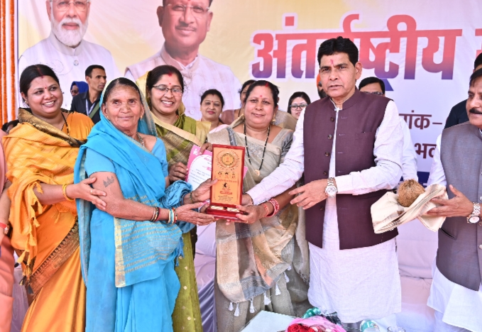 International Women's Day: Revenue Minister Tankaram Verma participated in the International Women's Day program... Women who did excellent work were honored