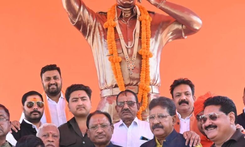 Jashpur News: Chief Minister Vishnu Dev Sai paid homage to late Kumar Dilip Singh Judev by garlanding his statue in Kunkuri