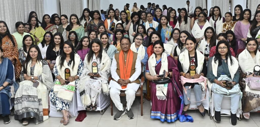 International Women’s Day : अंतर्राष्ट्रीय महिला दिवस पर ‘महतारी वंदन अभिनंदन’ का भव्य आयोजन, मुख्यमंत्री विष्णु देव साय ने महिला पत्रकारों को किया सम्मानित, महिलाओं के सशक्तिकरण पर दिया बल