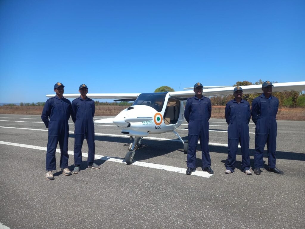 Flying Training of Air NCC : जशपुर के आगडीह हवाई अड्डे में चल रही एयर एनसीसी का फ्लाइंग ट्रेनिंग, माइक्रो लाइट एयरक्राफ्ट के जरिए प्रदेश के युवा यहां के खुले आसमान में भर रहे हैं उड़ान