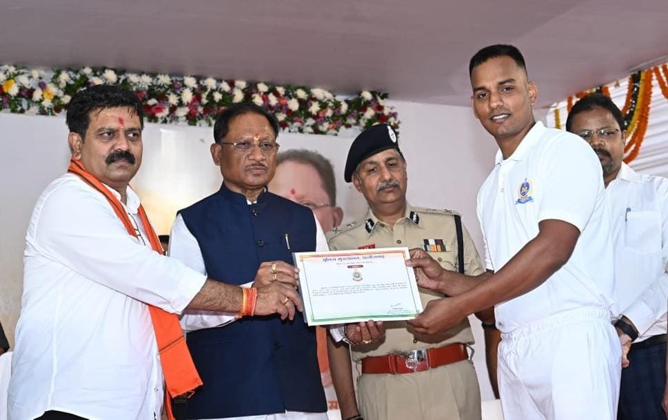 Sub Inspector Cadre : मुख्यमंत्री विष्णुदेव साय ने उप निरीक्षक संवर्ग में चयनित अभ्यर्थियों को प्रदान किया नियुक्ति पत्र