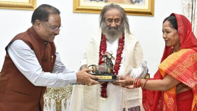 CG NEWS: Chief Minister Vishnudev Sai took blessings from spiritual guru Sri Sri Ravi Shankar.