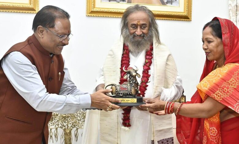 CG NEWS: Chief Minister Vishnudev Sai took blessings from spiritual guru Sri Sri Ravi Shankar.