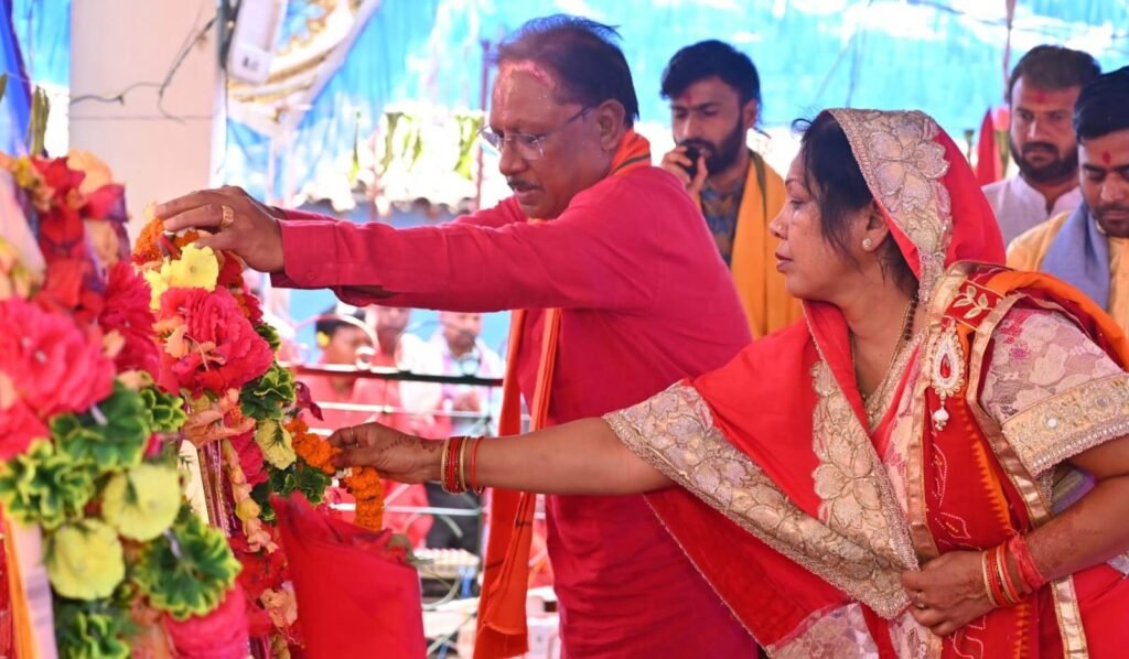 Jashpur Dist. : मुख्यमंत्री विष्णुदेव साय जशपुर जिले के टाटीडांड में सनातन समाज के अनुष्ठान में हुए शामिल, प्रदेशवासियों को दी होली की शुभकामनाएँ, मुख्यमंत्री ने भगवान राधा-कृष्ण की पूजा-अर्चना कर प्रदेश की सुख, समृद्धि और खुशहाली की कामना की